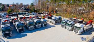 Vozový park nákladních aut s hydraulickou rukou
