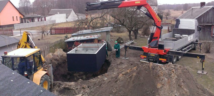 Usazování betonové jímky do výkopu Ústí nad Orlicí