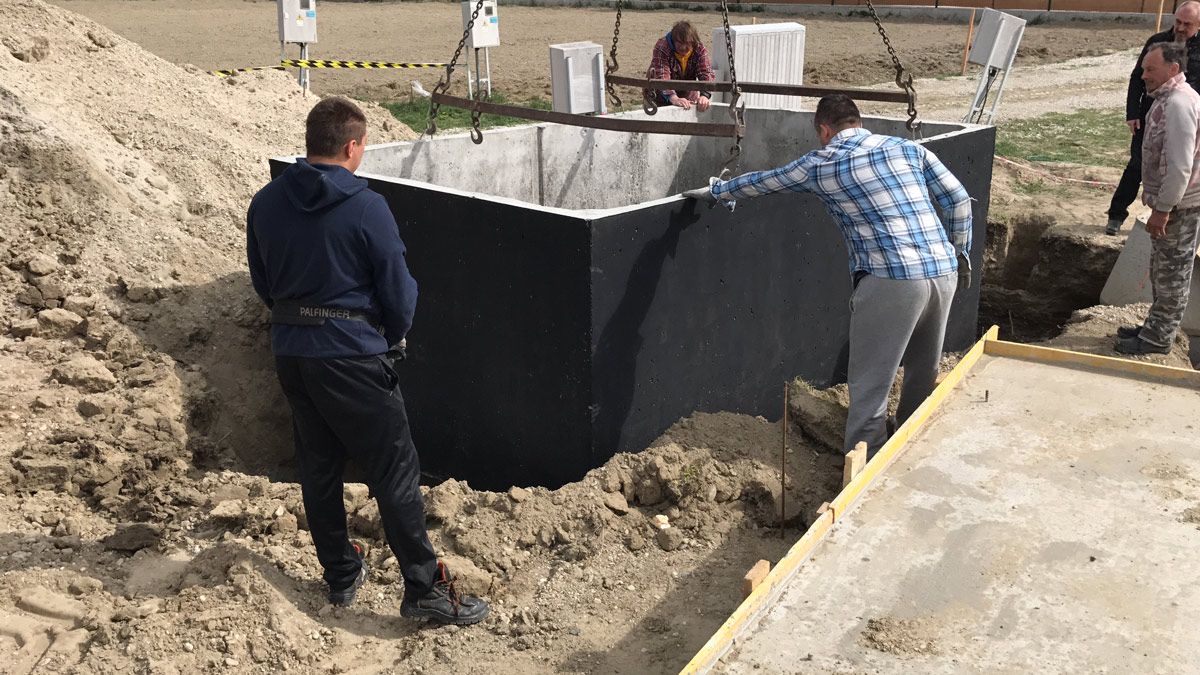 Usazování betonového septiku